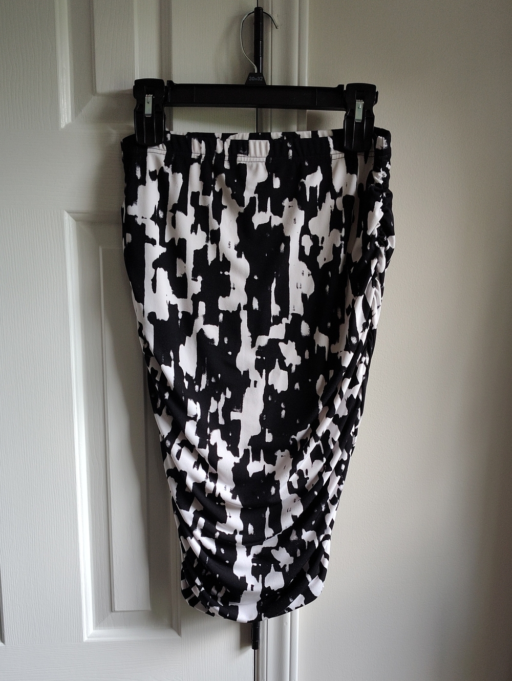 Vince Camuto Black & White Abstract Ruched Pencil Skirt